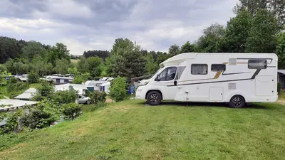 Ein Garten an der Unterkunft Campingstellplatz Haus Seeblick