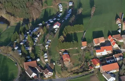 Blick auf Campingstellplatz Haus Seeblick aus der Vogelperspektive