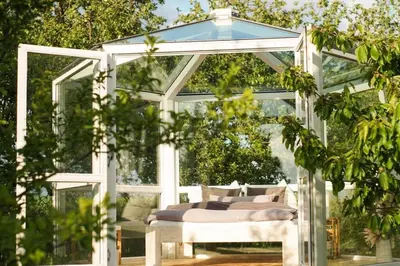 Ein Garten an der Unterkunft Glashaus Sternblick, Schlafen unterm Sternenhimmel