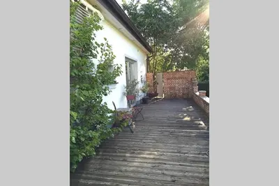 Das Gebäude in dem sich das Ferienhaus befindet