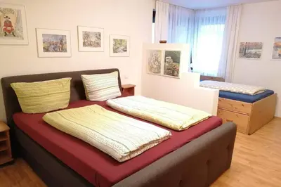 Ein Bett oder Betten in einem Zimmer der Unterkunft Beste Lage im Zentrum und am Hofgarten 150qm mit Klima, 2xBalkon, Aufzug, Familienfreundlich