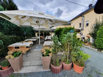 Ein Garten an der Unterkunft Ferienwohnung Goldener Drache