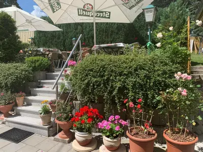 Ein Garten an der Unterkunft Ferienwohnung Goldener Drache