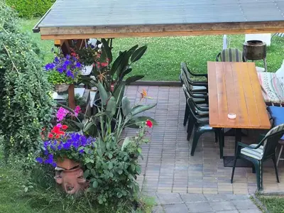 Ein Garten an der Unterkunft Gockescher Hahn