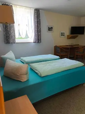Ein Bett oder Betten in einem Zimmer der Unterkunft Gockescher Hahn
