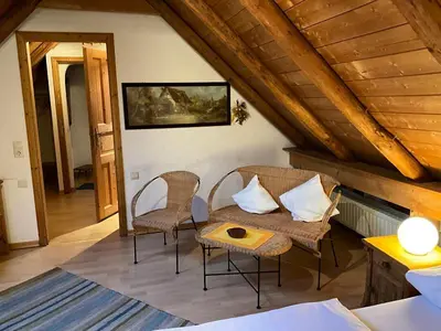 Ein Sitzbereich in der Unterkunft Landhotel Schwärzhof