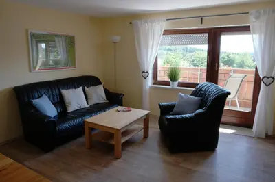 Ein Sitzbereich in der Unterkunft Ferienwohnung Wölfel