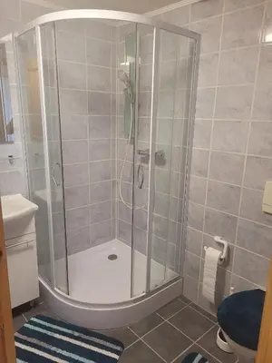 Ein Badezimmer in der Unterkunft Haus Andrea