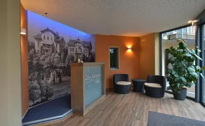 Ein Sitzbereich in der Unterkunft Hotel-Pension Vier Jahreszeiten