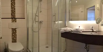 Ein Badezimmer in der Unterkunft Hotel-Pension Vier Jahreszeiten