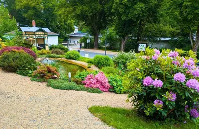 Ein Garten an der Unterkunft Hotel-Pension Vier Jahreszeiten