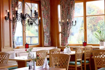 Ein Restaurant oder anderes Speiselokal in der Unterkunft Berggasthof Hotel Igelwirt