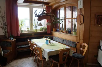 Ein Sitzbereich in der Unterkunft Gasthof Goldene Krone