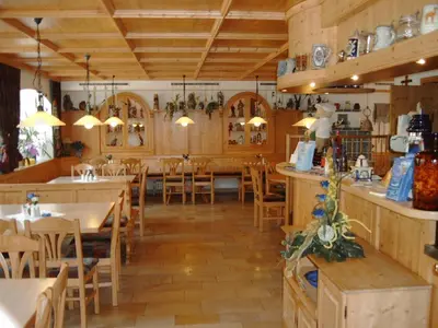 Ein Restaurant oder anderes Speiselokal in der Unterkunft Hotel Pension Fleischmann