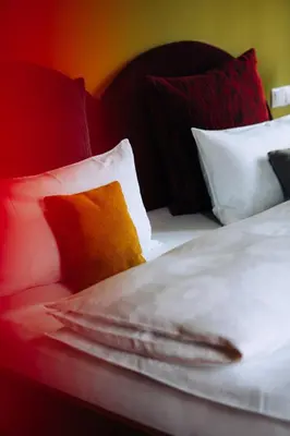 Ein Bett oder Betten in einem Zimmer der Unterkunft Molo Rouge - Boutiquehotel & Café