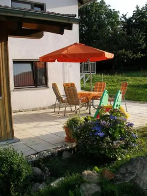 Ein Garten an der Unterkunft Ferienwohnung Bierl