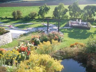 Ein Garten an der Unterkunft Landgasthof - Café Anni