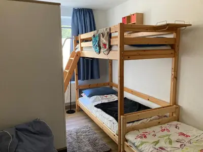 Ein Etagenbett oder Etagenbetten in einem Zimmer der Unterkunft Schaefers Ferienwohnung