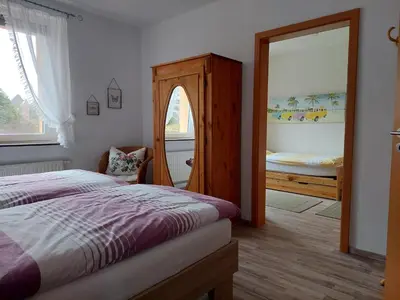 Ein Bett oder Betten in einem Zimmer der Unterkunft Ferienwohnung Beate Oberwiesenthal - 70qm - ideal für Familien und Paare - 2 Schlafzimmer - große Wohnküche - Parkplatz
