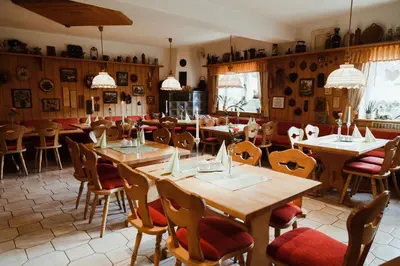 Ein Restaurant oder anderes Speiselokal in der Unterkunft Gasthof Roseneck