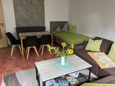 Ein Sitzbereich in der Unterkunft Ferienwohnung Heike Strobel