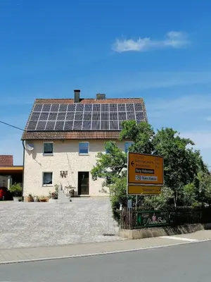 Das Gebäude in dem sich das Ferienhaus befindet