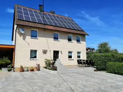 Das Gebäude in dem sich das Ferienhaus befindet