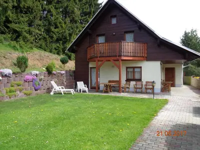 Das Gebäude in dem sich das Ferienhaus befindet