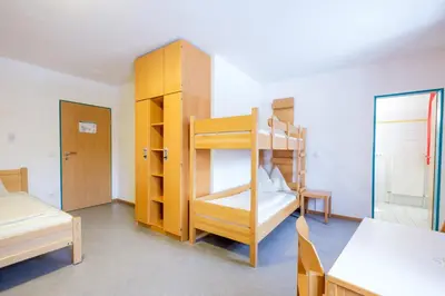 Ein Bett oder Betten in einem Zimmer der Unterkunft Jugendherberge Burg Trausnitz
