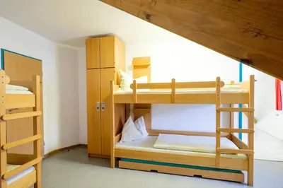 Ein Bett oder Betten in einem Zimmer der Unterkunft Jugendherberge Burg Trausnitz
