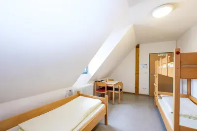Ein Bett oder Betten in einem Zimmer der Unterkunft Jugendherberge Burg Trausnitz