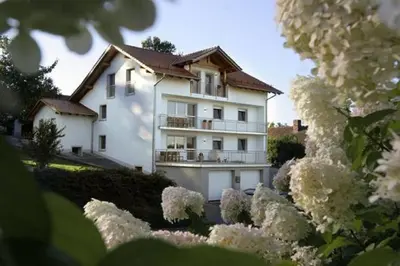 Das Gebäude in dem sich die Ferienwohnung befindet