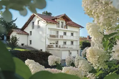 Das Gebäude in dem sich die Ferienwohnung befindet