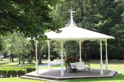 Ein Garten an der Unterkunft Hotel Modena