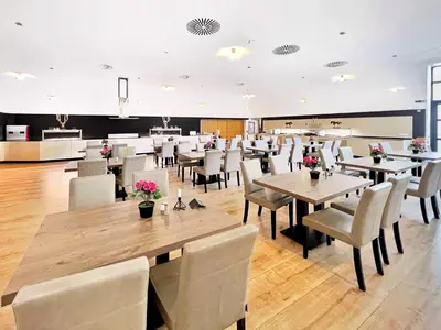 Ein Restaurant oder anderes Speiselokal in der Unterkunft WAGNERS Hotel im Frankenwald
