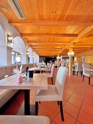 Ein Restaurant oder anderes Speiselokal in der Unterkunft WAGNERS Hotel im Frankenwald