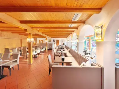 Ein Restaurant oder anderes Speiselokal in der Unterkunft WAGNERS Hotel im Frankenwald