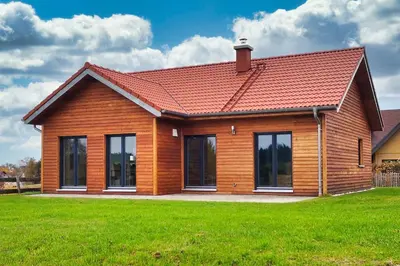 Das Gebäude in dem sich das Ferienhaus befindet