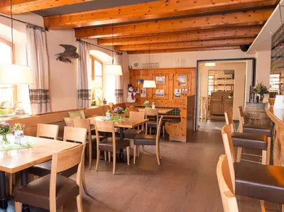 Ein Restaurant oder anderes Speiselokal in der Unterkunft Gasthof Deutscher Adler und Hotel Puchtler