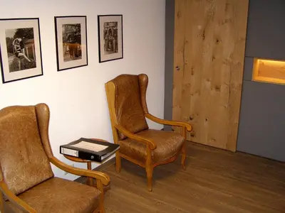 Ein Sitzbereich in der Unterkunft Hotel Haus Katharina B&B, Therme und Kurpark
