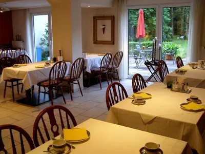 Ein Restaurant oder anderes Speiselokal in der Unterkunft Hotel Haus Katharina B&B, Therme und Kurpark