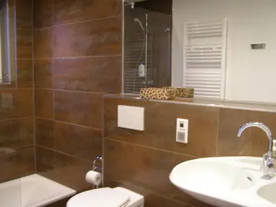 Ein Badezimmer in der Unterkunft Hotel Haus Katharina B&B, Therme und Kurpark