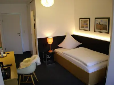 Ein Bett oder Betten in einem Zimmer der Unterkunft Hotel Haus Katharina B&B, Therme und Kurpark