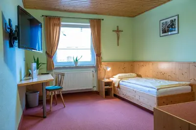 Ein Bett oder Betten in einem Zimmer der Unterkunft Gasthof Weißer Schwan