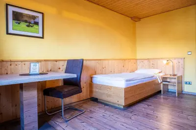 Ein Bett oder Betten in einem Zimmer der Unterkunft Gasthof Weißer Schwan