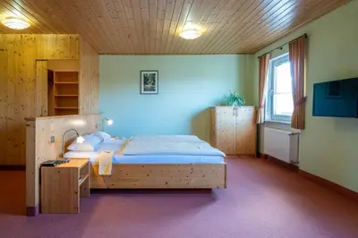 Ein Bett oder Betten in einem Zimmer der Unterkunft Gasthof Weißer Schwan