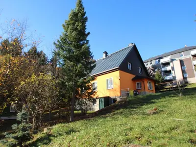 Das Gebäude in dem sich das Ferienhaus befindet
