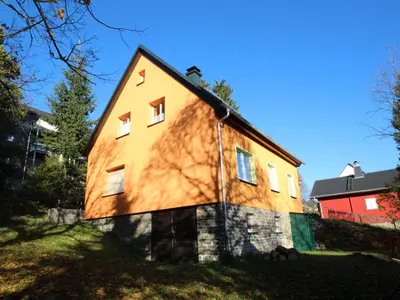 Das Gebäude in dem sich das Ferienhaus befindet