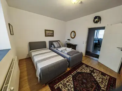 Ein Bett oder Betten in einem Zimmer der Unterkunft Apartment O3 - Gehobene 6-Zimmer Wohnung 180qm für 1-7 Personen 1x DZ 1x ZZ 3x EZ
