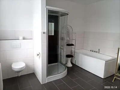 Ein Badezimmer in der Unterkunft Apartment O3 - Gehobene 6-Zimmer Wohnung 180qm für 1-7 Personen 1x DZ 1x ZZ 3x EZ